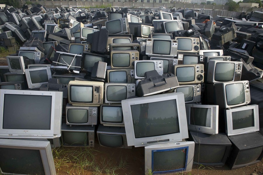 Сдать телевизор на запчасти в москве. Старый телевизор. Свалка телевизоров. Много телевизоров. Старый компьютер.